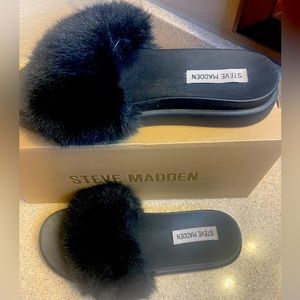 STEVE MADDEN - BLACK SLIDE SANDAL (Like New)